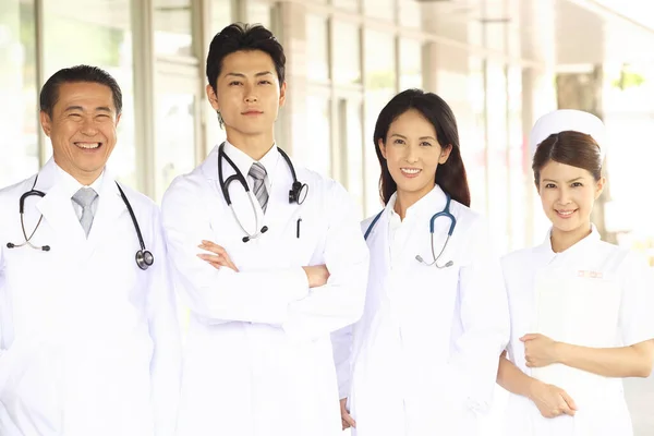病院近くに立っている日本人医療スタッフ — ストック写真