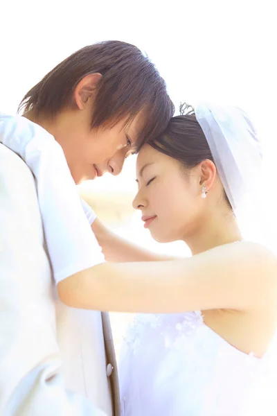 Feliz Asiático Pareja Recién Casados Posando Aire Libre — Foto de Stock
