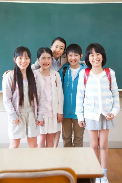 Ομάδα Ευτυχισμένων Ασιατών Μαθητών Στην Τάξη — Φωτογραφία Αρχείου