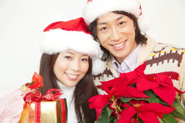 Νεαρό Ζευγάρι Από Την Ασία Χριστουγεννιάτικα Δώρα — Φωτογραφία Αρχείου