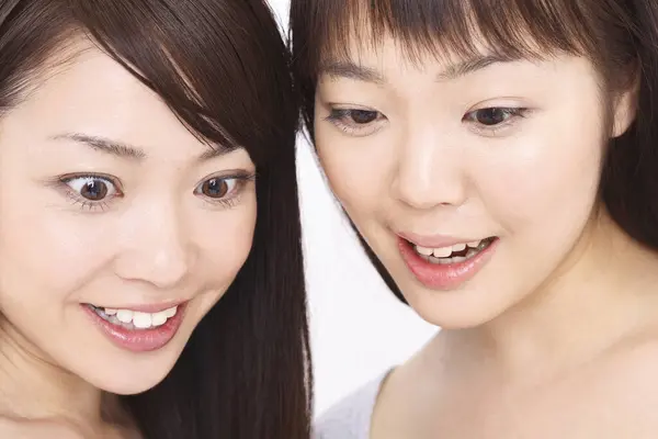 Deux Femmes Asiatiques Souriant Posant Studio — Photo