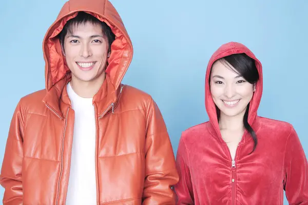 Asian Couple Hoods Smiling Camera Blue Background — Stock Photo, Image
