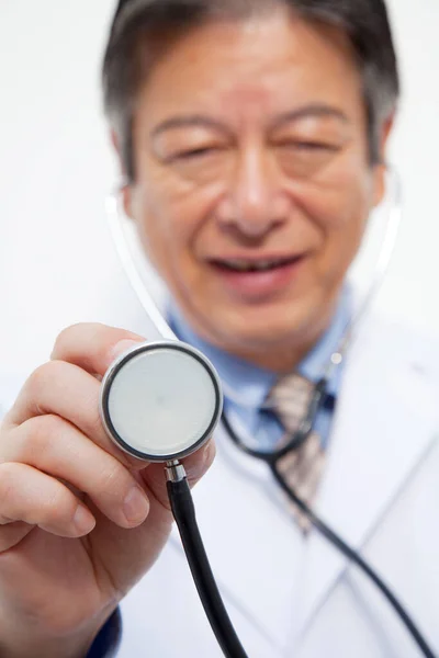Azjatycki Lekarz Przytrzymanie Stetoskop — Zdjęcie stockowe