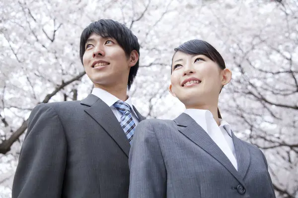 Porträtt Några Unga Japanska Affärspartners Parken Sakura Blomstrande Säsong — Stockfoto
