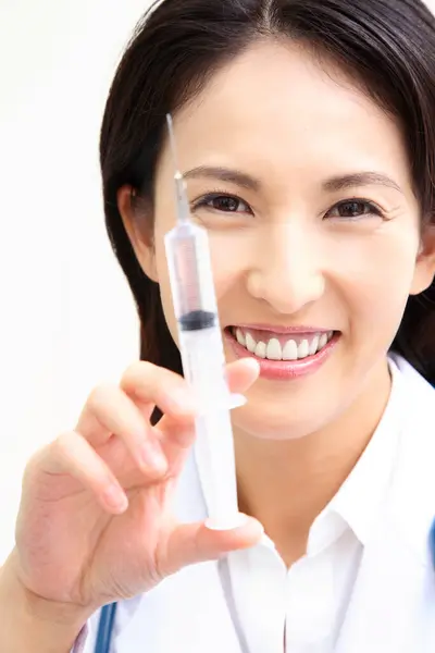 Schöne Japanische Krankenschwester Hält Spritze — Stockfoto