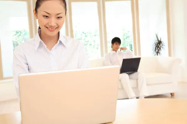 Junge Japanische Geschäftsfrau Arbeitet Mit Laptop — Stockfoto