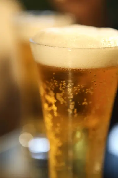 Ein Kaltes Glas Bier Auf Verschwommenem Hintergrund — Stockfoto
