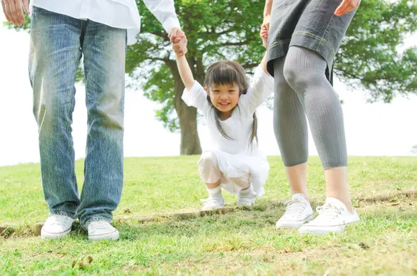 Aile dışarıda parkta yürüyor.