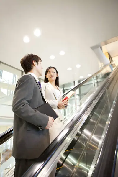 Couple Affaires Marchant Sur Escalier Roulant Dans Bureau — Photo