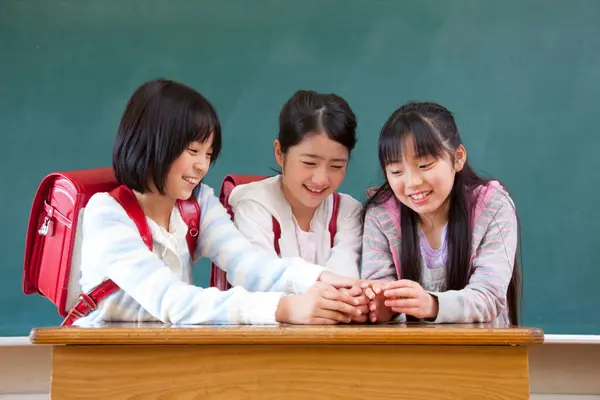 Портрет Симпатичных Японских Школьниц Классе — стоковое фото