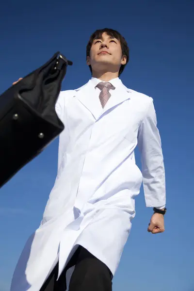 Mężczyzna Białym Fartuchu Krawacie Trzymający Czarną Torbę Zewnątrz — Zdjęcie stockowe