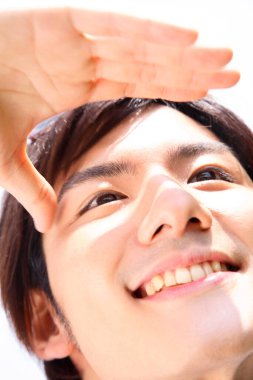 Yakışıklı bir gencin yakın portresi. 