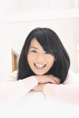 Asyalı kadın kameraya gülümseyen