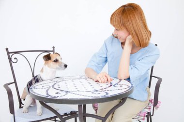 Güzel Asyalı kadın ve Jack Russel Terrier köpeği