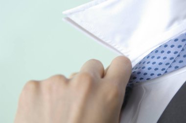 Beyaz gömlekli ve kravatlı bir adam.