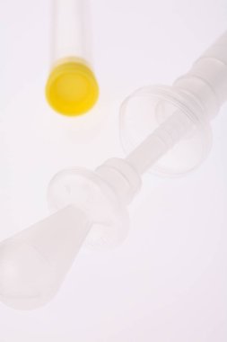 Damlacığı ilaçla kapat. 