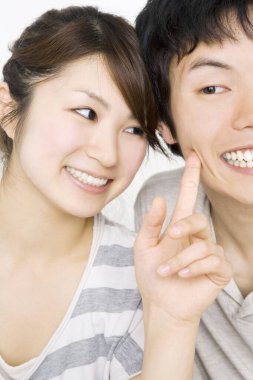 Mutlu Japon genç çiftin portresi