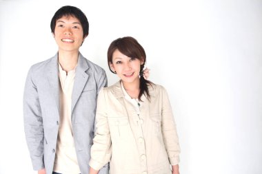 Bir adam ve bir kadın yan yana duruyordu, stüdyo çekimi.