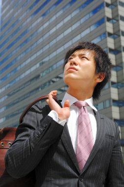 Takım elbiseli ve kravatlı iş adamı 