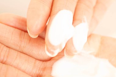 Krem süren bir kadının eli. güzellik ve cilt bakımı kavramı.