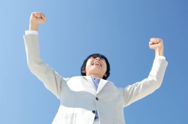 Yumrukları havada genç bir iş adamı.