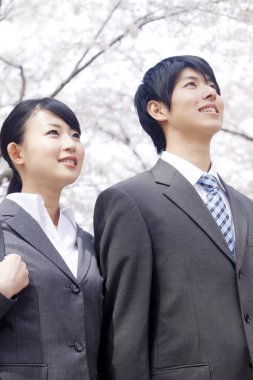 Parktaki genç çift.