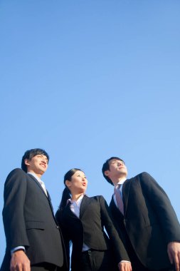 İş ekibi dışarıda bekliyor. 