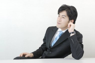 Genç işadamı ofiste çalışıyor..