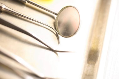 Metal diş aletlerinin görüntüsünü kapat 