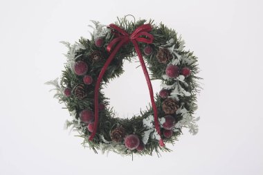 Beyaz arka planda izole edilmiş Noel çelengi