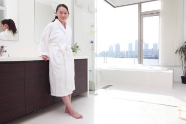 Bornozlu genç kadın.