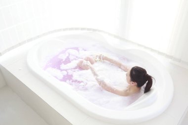 Küvette genç bir kadın.