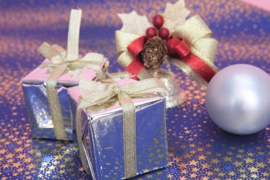 Noel hediye kutuları kapanıyor.