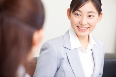 Ofisteki güzel Japon iş kadınlarının portresi