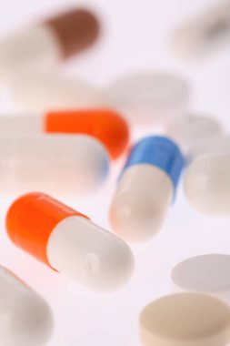 Beyaz arka planda haplar ve kapsüller