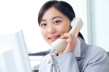 İş kadını ofiste telefon ile 