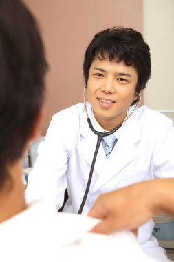 Asyalı doktor ve hasta.