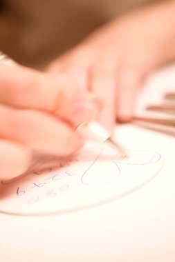 Ofiste beyaz kalemle yazan kadın el yazısı, kapat -