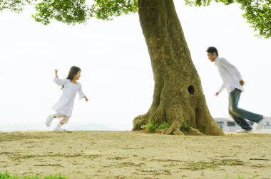 Baba ve kız parkta oynarken 