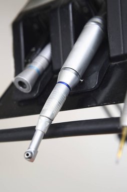 Metal diş aletinin görüntüsünü kapat 