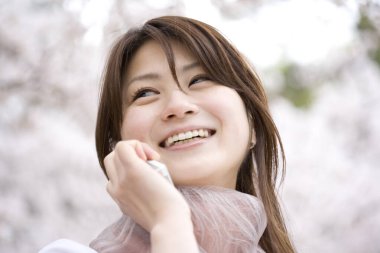 Parkta cep telefonu olan Asyalı kadının portresi 