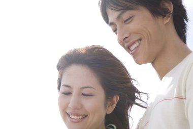 açık havada gülümseyen genç Çift