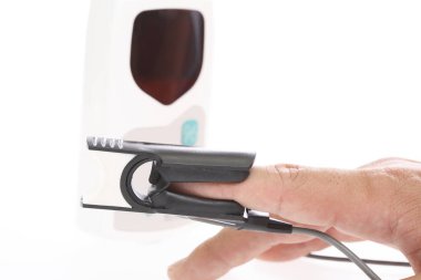 Parmak ucu nabız oksimetresini kapatın. Kan oksijeni doygunluğunu ve insan parmağındaki nabız oranını ölçün.