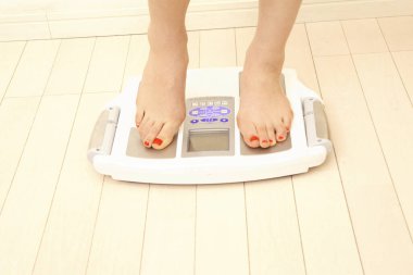 Ağırlık ölçen kadını kapat 