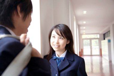 Öğrenciler koridorda konuşuyor.