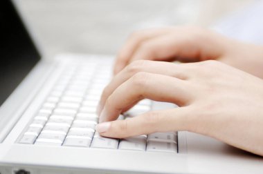 Eller klavyede yazarken kapat 