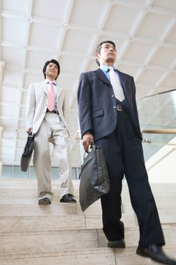 İş adamları merdivenlerde yürüyor.