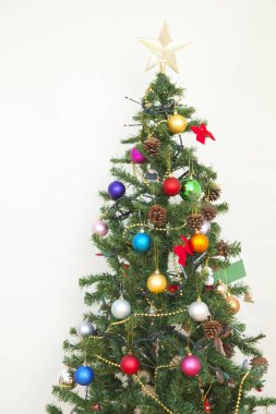 Beyaz arka planda noel ve yeni yıl ağacı