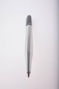 beyaz arkaplanda modern kalem, kapat