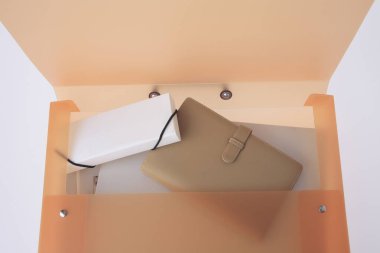 Farklı ofis aksesuarlarıyla Düz Yatay Kompozisyon 